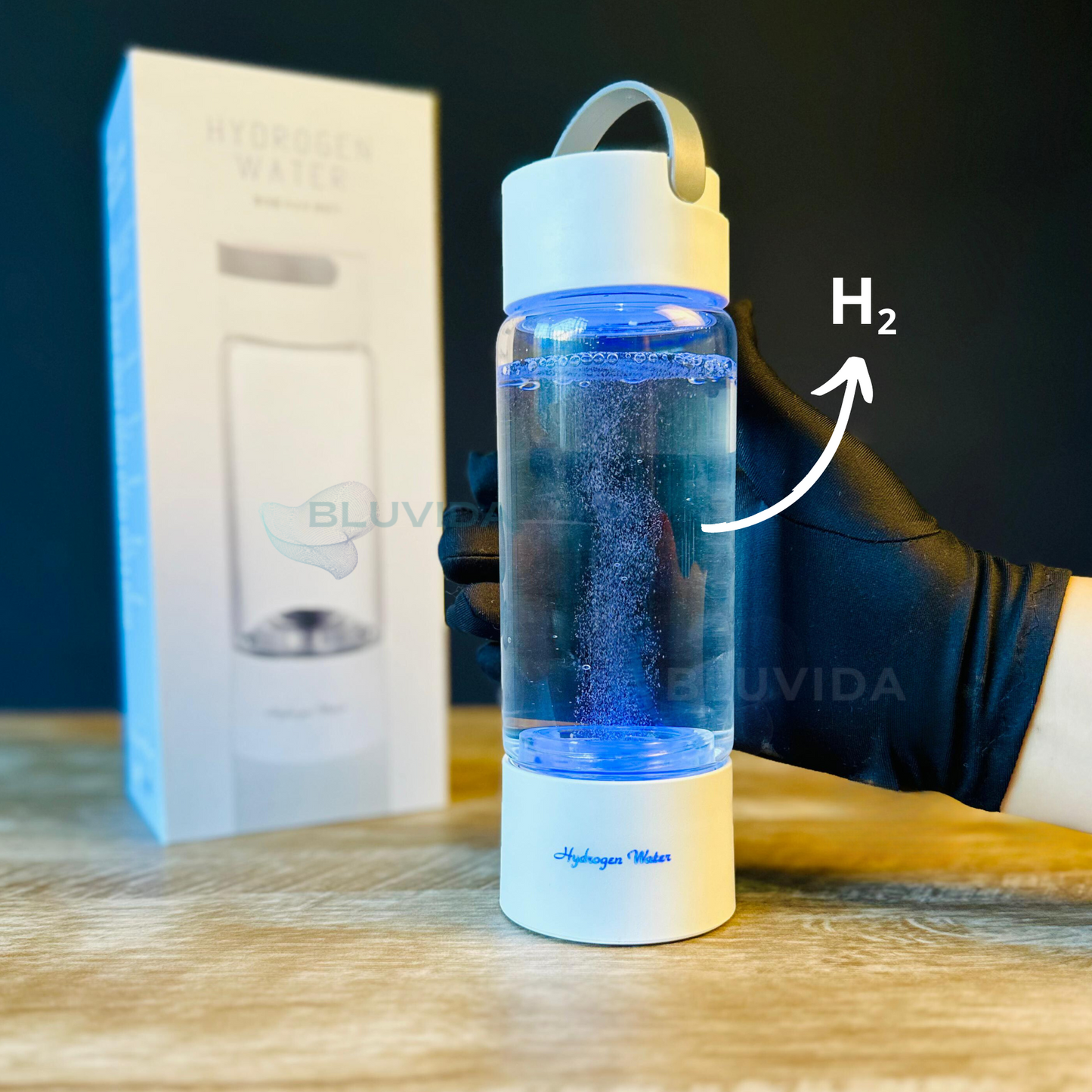 Detalhe da garrafa da bluvida, eletrodos e hidrogenio molecular saindo
