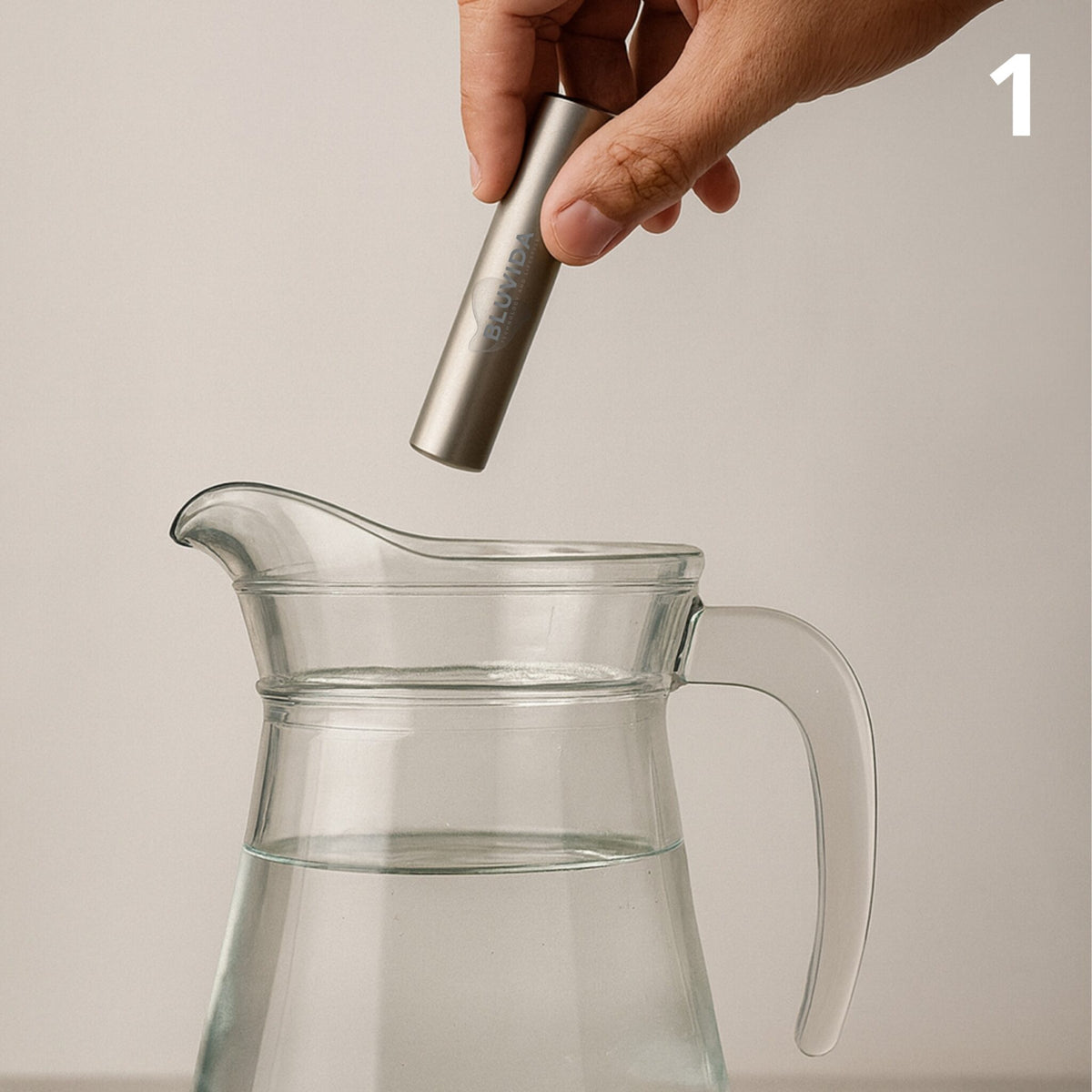 1- Coloque em até 10L de água previamente filtrada (garrafinha, filtro de barro, jarra...)