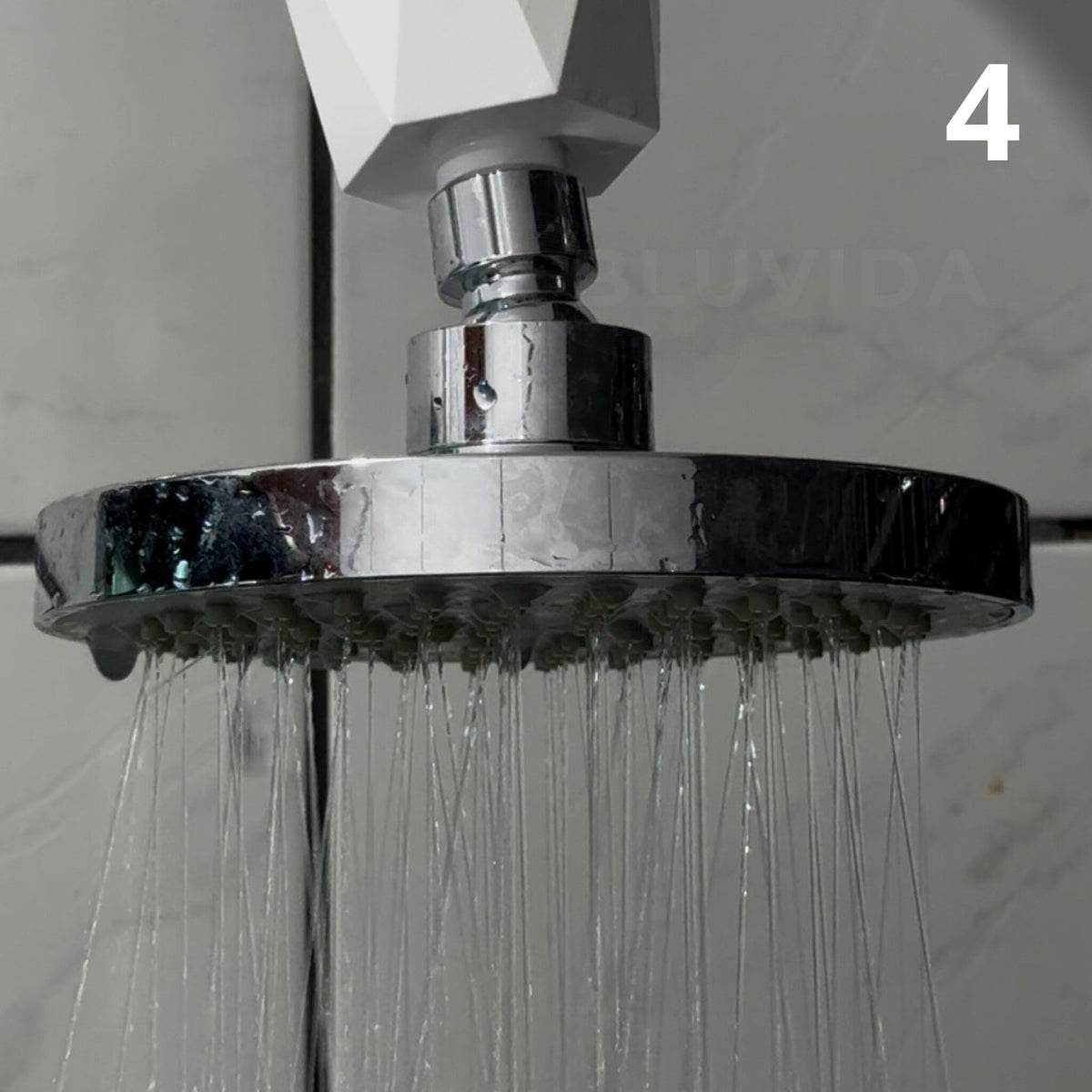 4- Depois, abra o chuveiro e aguarde 30 segundos (apenas na primeira vez) para ativar os elementos