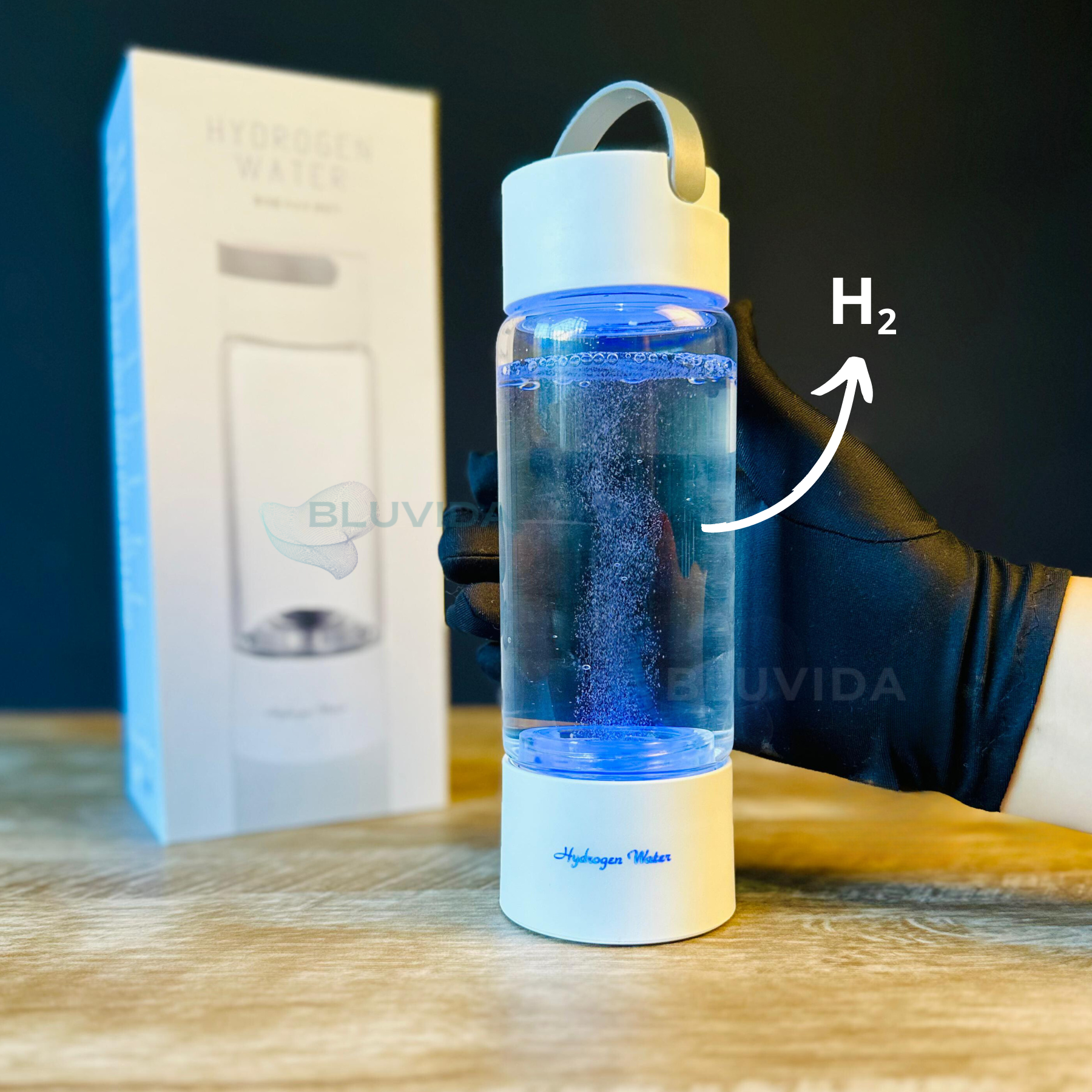 Detalhe da garrafa da bluvida, eletrodos e hidrogenio molecular saindo 